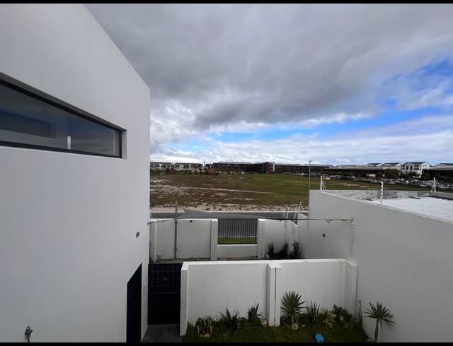 1 BEDROOM STUDIO APARTMENT TO LET IN SANDOWN ESTATE